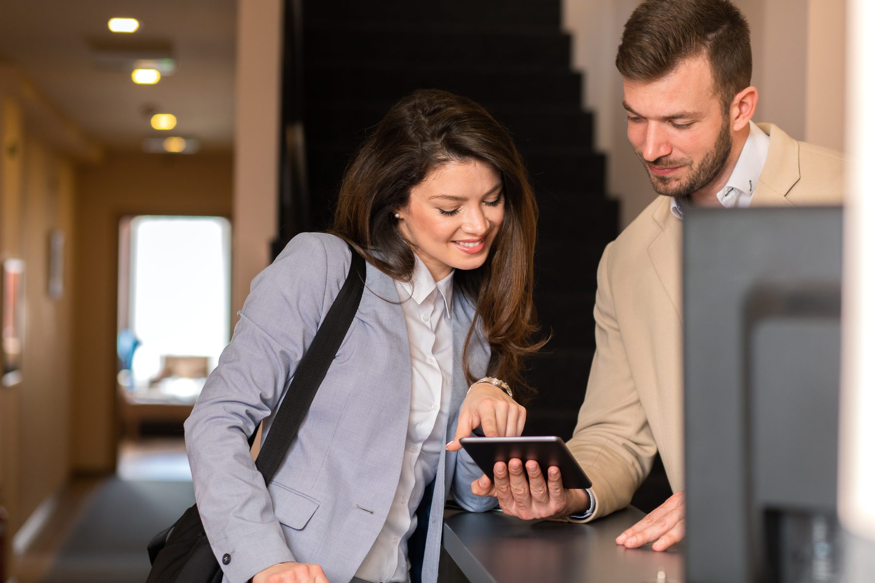 Receptionist con tablet che gestisce le prenotazioni in QuickBooking